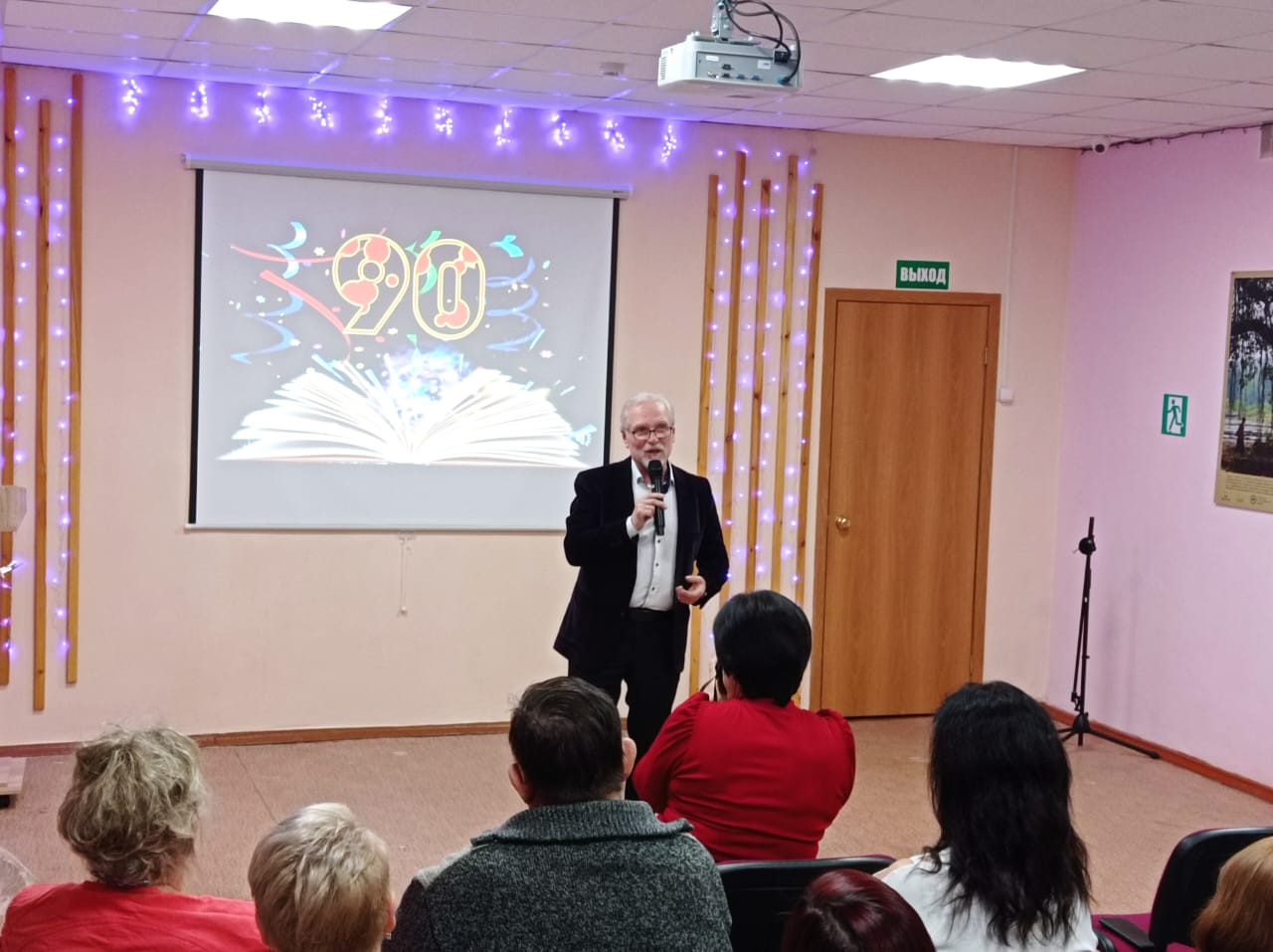 Михаил Порсин вручает книги в дар библиотеке 